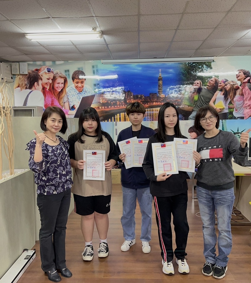 賀本校語言中心陳雅玲老師指導護理科學生榮獲１１２學年度全國大專院校護理專業英語口說大賽團體組第一名