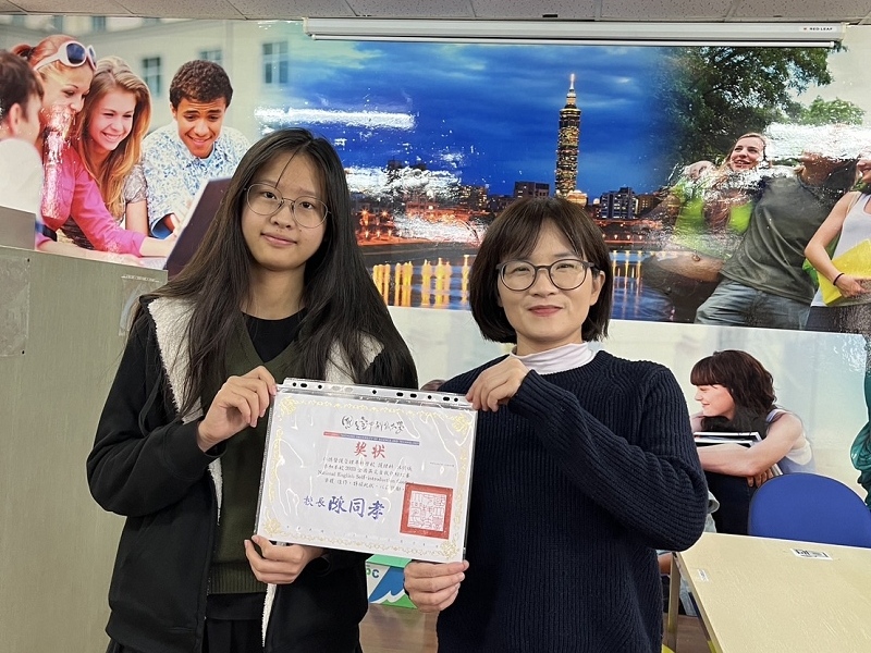 本校語言中心陳雅玲老師指導護理科林倩儀同學榮獲「１１２學年度全國英文自我介紹比賽」全國佳作