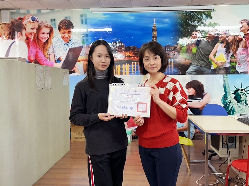 本校語言中心陳雅玲老師指導護理科劉穎宣同學榮獲「１１２學年度全國英文自我介紹比賽」全國第三名