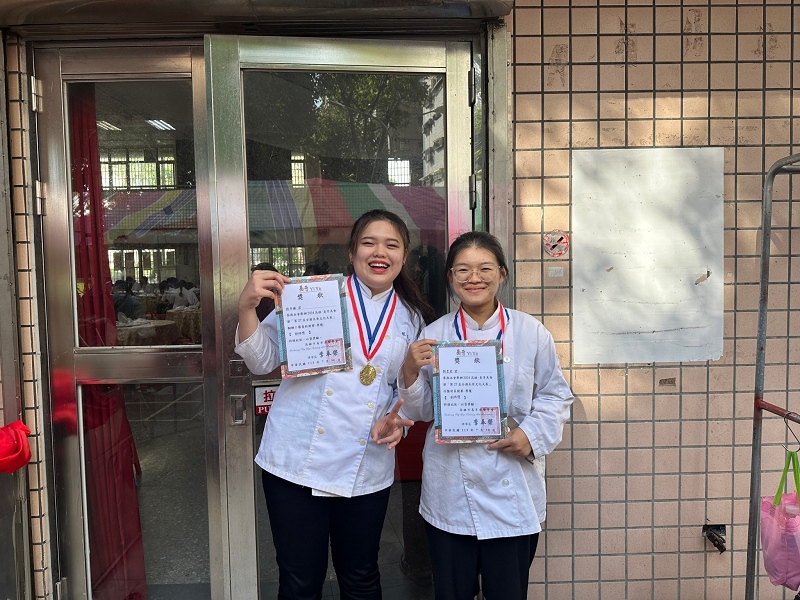 賀!餐旅管理科賀林卉榛、劉柔君同學參加2024高雄市易牙美食節「第27屆全國美食文化大展」競賽榮獲1銀牌、1面銅牌!! 餐旅管理科全體師生同賀!!