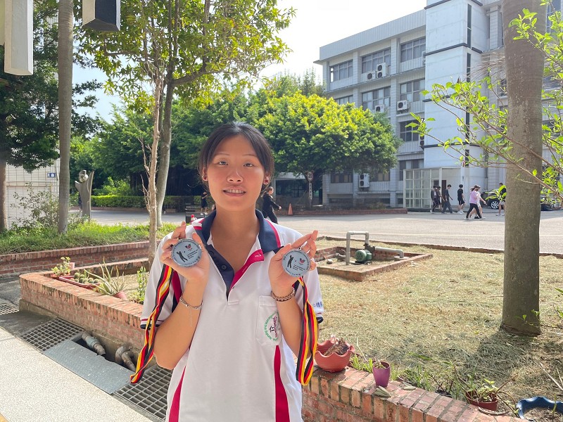生關科202班陳韋昀參加2024年國際木球總會大學錦標賽獲得混雙杆數第二、女子團體杆數第二，全校師生恭賀。