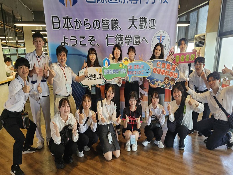 跨海的溫柔守護!日本醫療國際專門學校師生參訪仁德醫專 結緣「白沙屯媽祖御守」傳遞暖心祝福