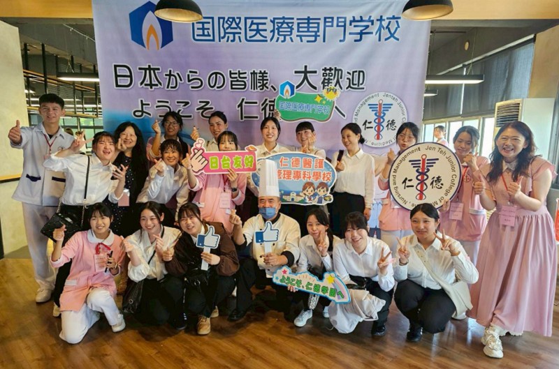 跨海的溫柔守護!日本醫療國際專門學校師生參訪仁德醫專 結緣「白沙屯媽祖御守」傳遞暖心祝福
